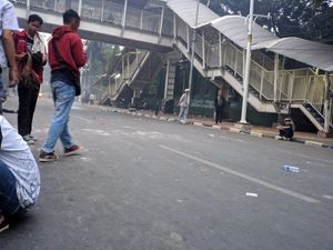 Massa Mulai Kondusif, Jalan Dekat Stasiun Palmerah Mulai Dilintasi Warga