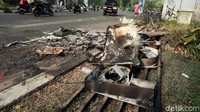 Pintu pos polisi hangus terbakar.