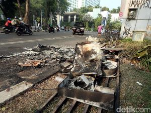 Hangus Porak Poranda, Begini Potret Pos Polisi Senayan yang Dibakar Massa