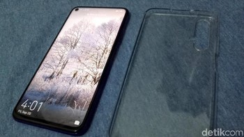 Ada case juga yang sudah tersedia dalam kotak. Rasanya seperti ponsel flagship! Foto: Aisyah Kamaliah/detikINET