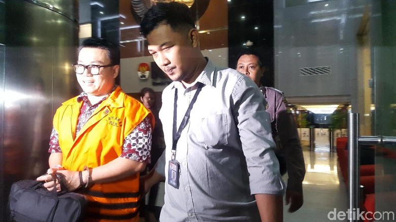 Ditahan KPK, Dirut Perum Perindo Umbar Senyuman Ditahan KPK, Dirut Perum Perindo Umbar Senyuman