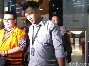 Ditahan KPK, Dirut Perum Perindo Umbar Senyuman