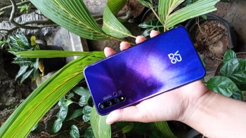 Ada dua warna, Crush Green dan Midsummer Purple. Untuk Midsummer Purple, unitnya akan terbatas bagi konsumen di Indonesia. Jadi, siap-siap order ya. Foto: Aisyah Kamaliah/detikINET