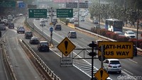 Meski telah beroperasi normal, sampah-sampah sisa demo masih terlihat menghiasi tol dalam kota.