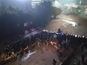 Hari Berganti, Massa Bertahan di Slipi