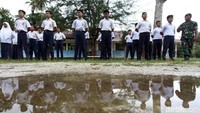 Para siswa SMP itu pun dengan sigap mengikuti materi latihan baris berbaris yang diberikan oleh anggota TNI AD tersebut.