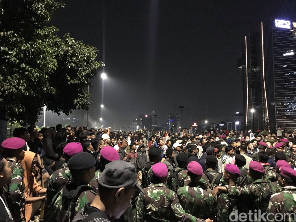 Massa di flyover Slipi ditemui Marinir, Rabu (25/9/2019)