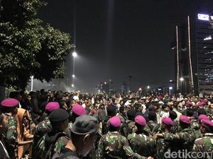 Polisi Mundur dari Flyover Slipi, Massa Berbincang dengan Marinir