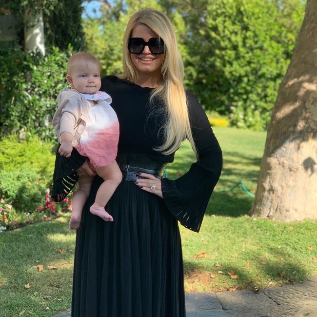 Jessica Simpson mem-posting foto dirinya yang sudah tampak lebih langsing pascamelahirkan. Memakai gaun hitam aksen lipit, pinggang penyanyi 39 tahun ini memang terlhat ramping. Foto: Instagram/@jessicasimpson