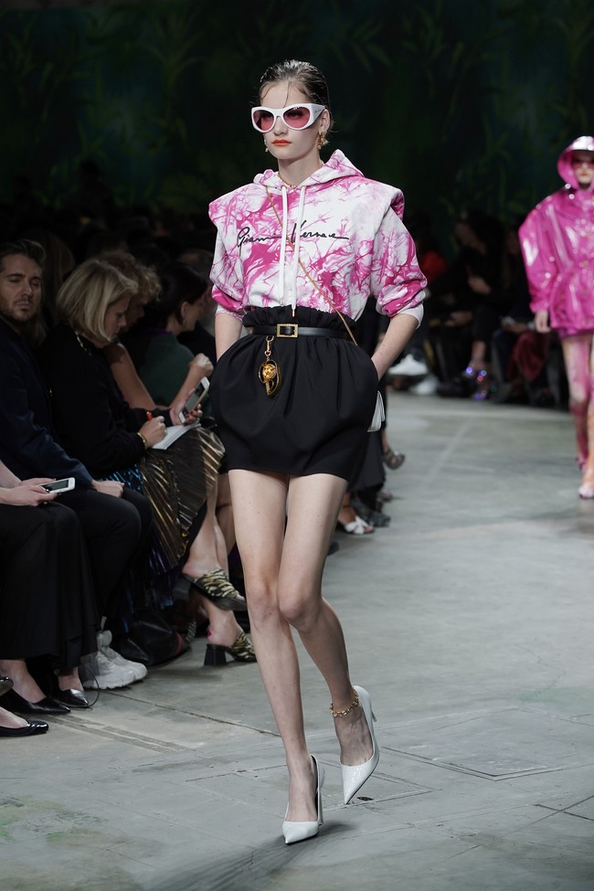 Fashion show koleksi Spring 2020 Versace yang menampilkan busana ala 90-an di Milan Fashion Week 2019, Milan, Italia. Jumat (20/9/2019). Photo by Vittorio Zunino Celotto/Getty Images