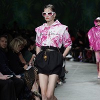 Fashion show koleksi Spring 2020 Versace yang menampilkan busana ala 90-an di Milan Fashion Week 2019, Milan, Italia. Jumat (20/9/2019). Photo by Vittorio Zunino Celotto/Getty Images