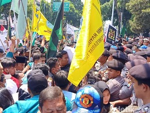 Demo di Kediri Diwarnai Aksi Dorong Mahasiswa dan Polisi