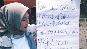 Mahasiswi Turun ke Jalan, Demo RKUHP Bawa Poster Makeup dan Skincare