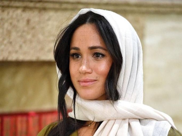 meghan markle CAPE TOWN, SOUTH AFRICA - SEPTEMBER 24: Meghan, Duchess of Sussex visits Auwal Mosque on Heritage Day with Prince Harry, Duke of Sussex during their royal tour of South Africa on September 24, 2019 in Cape Town, South Africa. Auwal Mosque is the first and oldest mosque in South Africa and for the Muslim community, this mosque symbolises the freedom of former slaves to worship. (Photo by Tim Rooke - Pool/Getty Images)