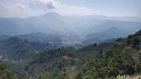 Saat siang hari, lautan awan sudah tidak terlihat menutupi lembah di Gunung Luhur