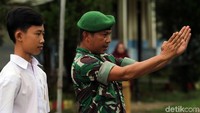 Seorang anak maju ke depan untuk menjadi contoh bagi teman-temannya saat mengikuti latihan baris berbaris yang diberikan oleh anggota TNI AD.