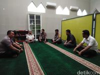Perwakilan polisi saat menemui pengurus masjid untuk meminta maaf
