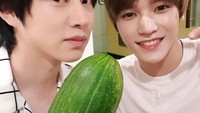  Entah apa maksud dibalik foto ini. Taeyong dan temannya berpose sambil membawa mentimun ukuran besar. Foto: instagram Taeyong
