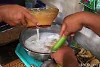 Campurkan beras ketan dengan pisang tumbuk dan air santan (Randy/detikcom)
