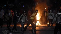 Pelajar melempari polisi dengan batu saat melakukan aksi unjuk rasa di kawasan Pejompongan, Jakarta, Rabu (25/9/2019). ANTARA FOTO/Indrianto Eko Suwarso.
