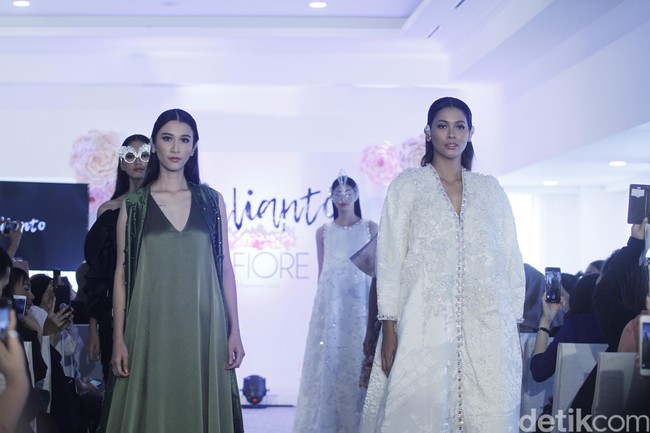 Desainer Julianto memperlihatkan lagi koleksinya ke publik Indonesia setelah sebelumnya ditampilan di New York Fashion Week 2019. Koleksi bertajul IL Fiore ini ditampilkan dalam fashion show yang digelar di Chora Room, The Tribrata, Jl. Darmawangsa III, Jakarta Selatan, Selasa (24/9/2019). Foto: Mohammad Abduh/Wolipop