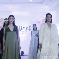 Desainer Julianto memperlihatkan lagi koleksinya ke publik Indonesia setelah sebelumnya ditampilan di New York Fashion Week 2019. Koleksi bertajul IL Fiore ini ditampilkan dalam fashion show yang digelar di Chora Room, The Tribrata, Jl. Darmawangsa III, Jakarta Selatan, Selasa (24/9/2019). Foto: Mohammad Abduh/Wolipop