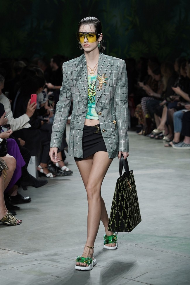Fashion show koleksi Spring 2020 Versace yang menampilkan busana ala 90-an di Milan Fashion Week 2019, Milan, Italia. Jumat (20/9/2019). Photo by Vittorio Zunino Celotto/Getty Images