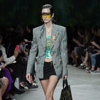 Fashion show koleksi Spring 2020 Versace yang menampilkan busana ala 90-an di Milan Fashion Week 2019, Milan, Italia. Jumat (20/9/2019). Photo by Vittorio Zunino Celotto/Getty Images