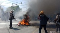 Sementara itu Kapolres Palu, AKBP. Mujianto, SIK, saat menjelaskan di hadapan ribuan mahasiswa yang berunjuk rasa mengatakan hanya menjalankan tugas. Meski begitu, ia menyebut telah menyampaikan permintaan para demonstran kepada anggota DPRD Sulteng. Polisi pun nampak memadamkan api yang dibakar oleh massa aksi tersebut.
