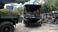 Anggota TNI dari Direktorat Peralatan Angkatan Darat mengevakusi bangkai bus.