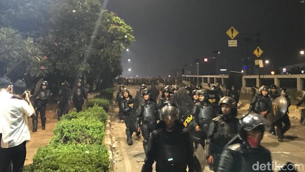 Polisi Mundur dari Flyover Slipi, Massa Berbincang dengan Marinir