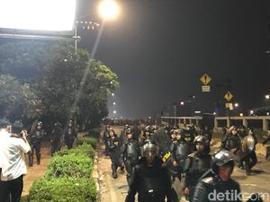Hari Berganti, Massa Masih Bertahan di Senayan-Slipi