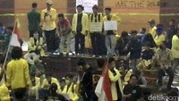 Para peserta aksi itu pun membawa serta poster saat masuk ke dalam ruangan di gedung DPRD Sumatera Barat.