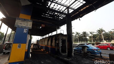 Begini Kondisi Gerbang Tol Pejompongan yang Dibakar Pendemo