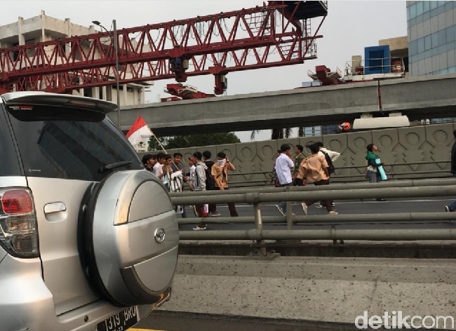 Berita Populer: Demo Bawa Mobil Eropa, Ratusan Subaru Dilelang