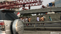 Massa pelajar di tol Pancoran persis di flyover. Foto: Foto Dina