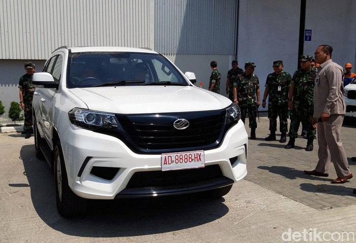 KSAU Marsekal TNI Yuyu Sutisna melakukan test drive mobil Esemka. Selain itu ia juga membeli 35 unit mobil Esemka Bima 1.3.