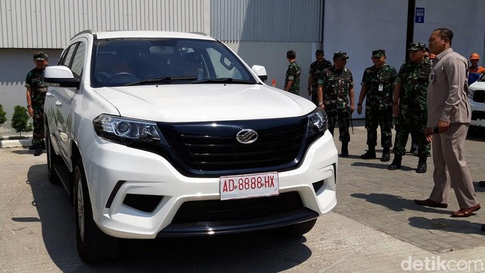 KSAU Marsekal TNI Yuyu Sutisna melakukan test drive mobil Esemka. Selain itu ia juga membeli 35 unit mobil Esemka Bima 1.3.