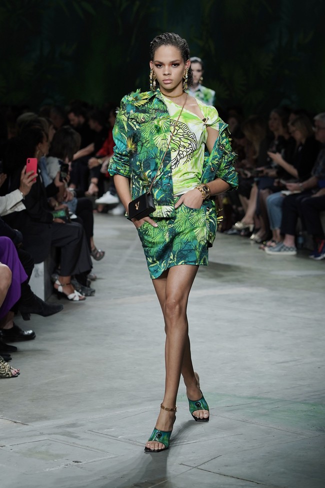 Fashion show koleksi Spring 2020 Versace yang menampilkan busana ala 90-an di Milan Fashion Week 2019, Milan, Italia. Jumat (20/9/2019). Photo by Vittorio Zunino Celotto/Getty Images
