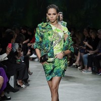 Fashion show koleksi Spring 2020 Versace yang menampilkan busana ala 90-an di Milan Fashion Week 2019, Milan, Italia. Jumat (20/9/2019). Photo by Vittorio Zunino Celotto/Getty Images