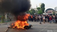 Massa menggelar aksi di kawasan DPR, Jakarta, Rabu (25/9/201). Dalam aksi itu massa membakar sebuah motor.