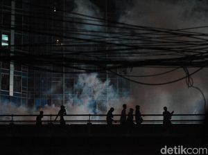 Massa Masih Bertahan di Slipi, Polisi Tembakkan Water Cannon
