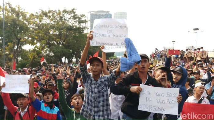 Pelajar demo di Senayan. (Foto: Farih/detikcom) Pelajar demo di Senayan. (Foto: Farih/detikcom)