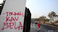 Titani kau bela. Begitulah tulisan di salah satu tembok pintu masuk GBK. (Foto: Rengga Sancaya)