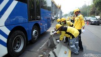 Pembatas jalur busway itu pun sempat dirobohkan saat massa melakukan aksi unjuk rasa di depan gedung DPR.