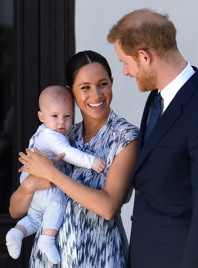 Archie Harrison untuk pertama kalinya ikut dalam rangkaian tur mancanegara Pangeran Harry dan Meghan Markle. Pada September 2019, mereka manyambangi beberapa negara di Afrika. (Foto: Toby Melville - Pool/Getty Images)