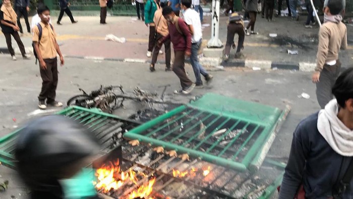 Pelajar Jebol Pagar Belakang DPR Lalu Membakarnya