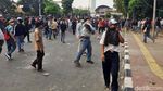 Massa Pelajar Lempari Kompleks DPR