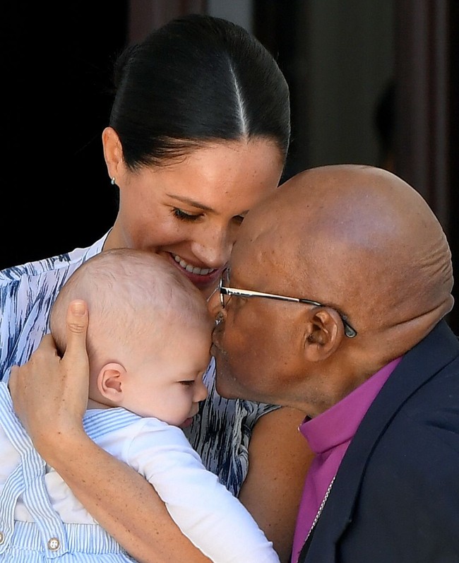 Ketika Archie bikin gemas Desmond Tutu. Pemenang Nobel Perdamaian itu pun tak dapat menahan rasa gemas tersebut dengan mengecup kening Archie. (Foto: Toby Melville - Pool/Getty Images)