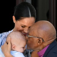 Ketika Archie bikin gemas Desmond Tutu. Pemenang Nobel Perdamaian itu pun tak dapat menahan rasa gemas tersebut dengan mengecup kening Archie. (Foto: Toby Melville - Pool/Getty Images)
